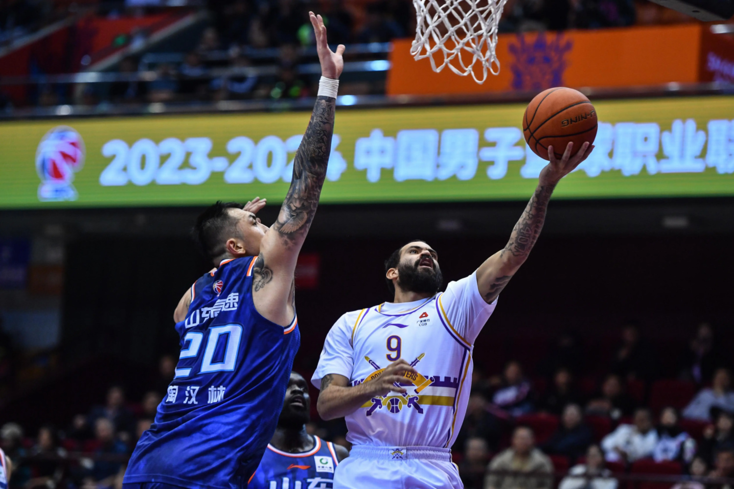 山东队在客场赢得惊险胜利 山东队在客场赢得惊险胜利